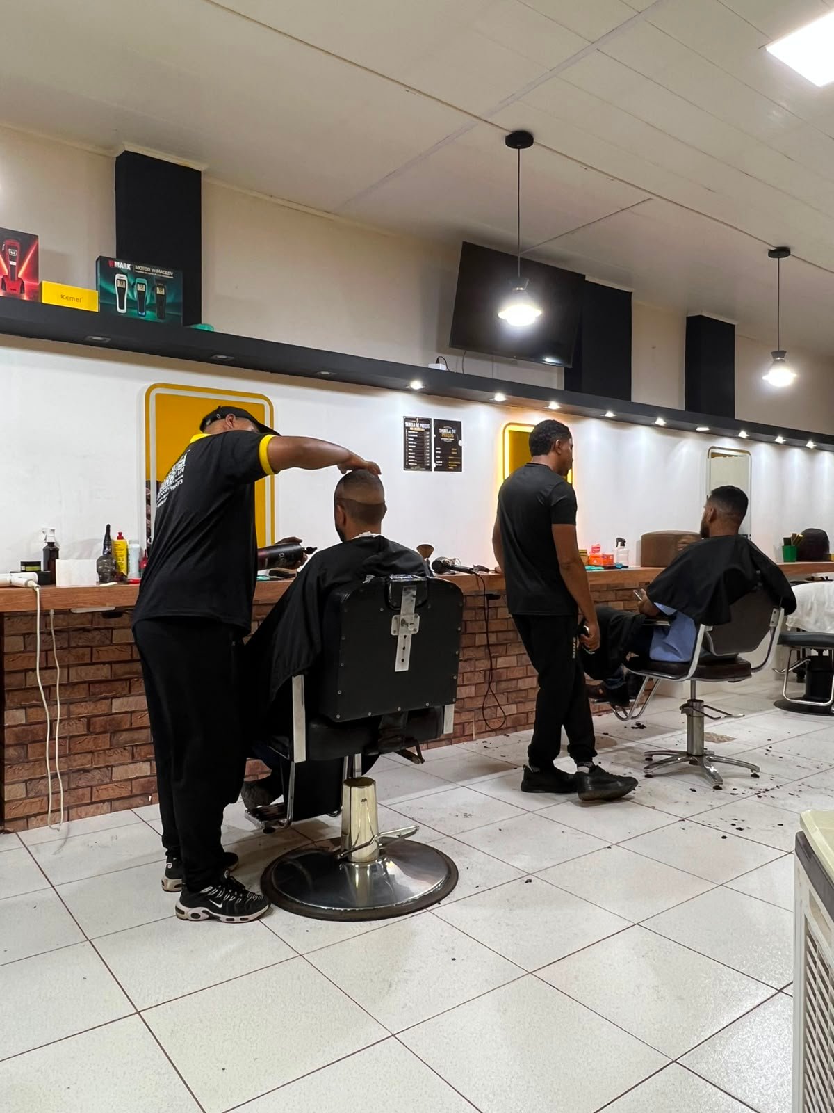 Espelhos com moldura dourada no espaço