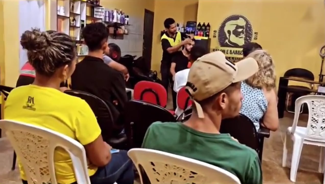 Aula prática de navalha no curso de barbeiro