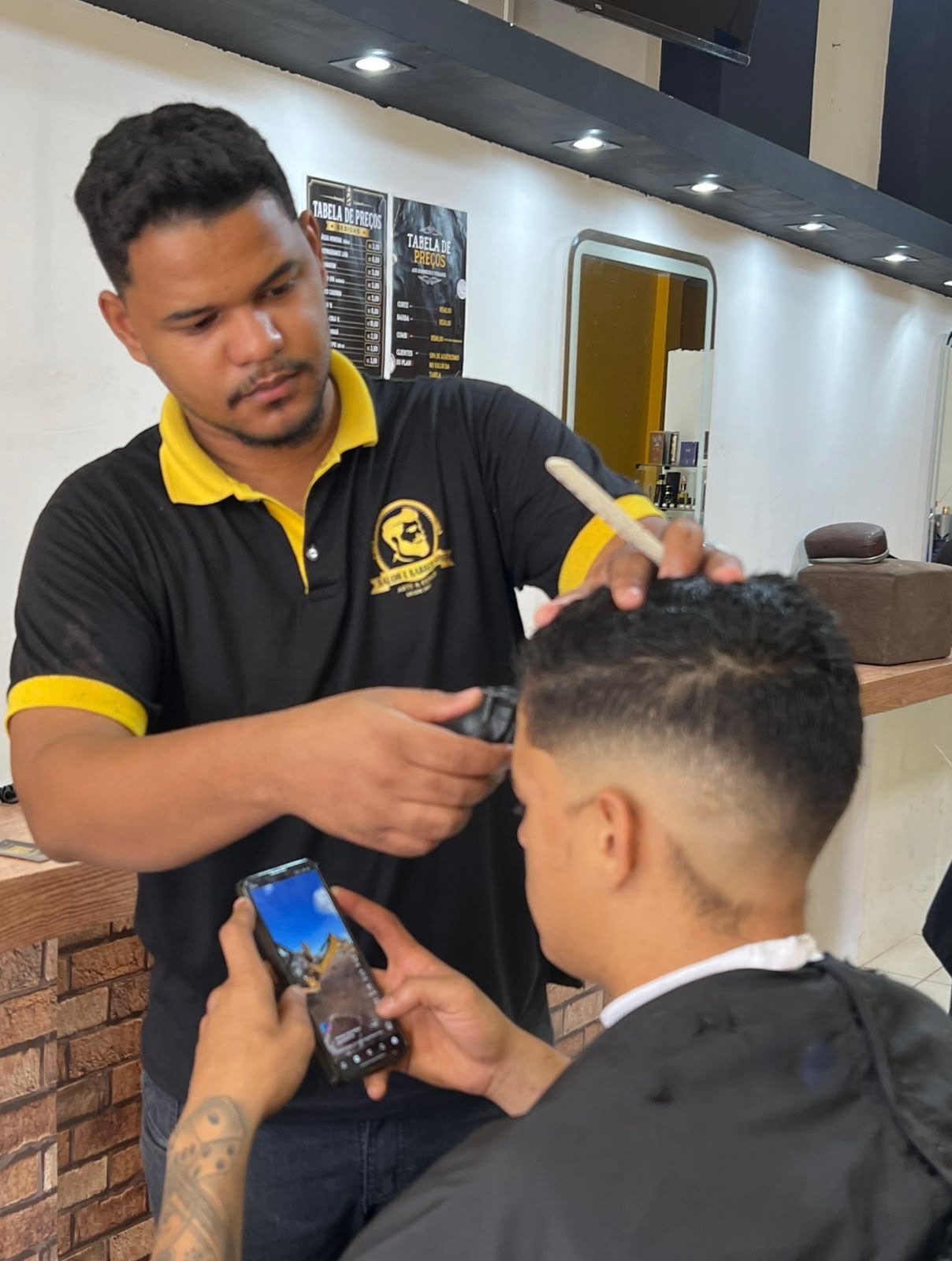 Cliente no espelho após o corte