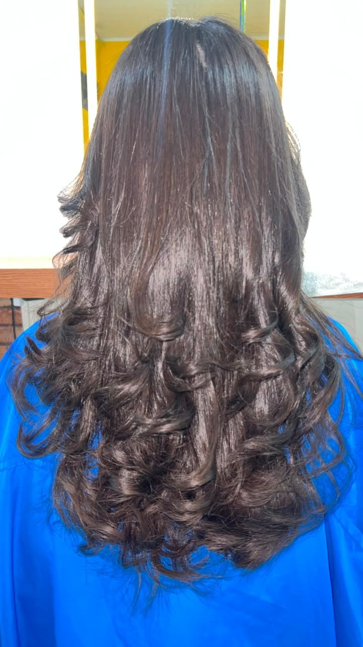Barbeiro finalizando o corte